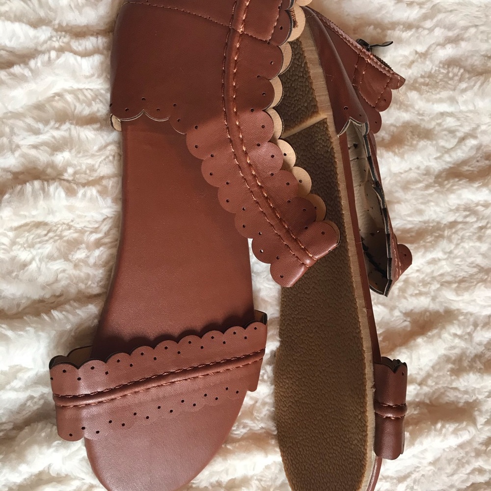 Lattice patterned sandals - Picture 2 of 2